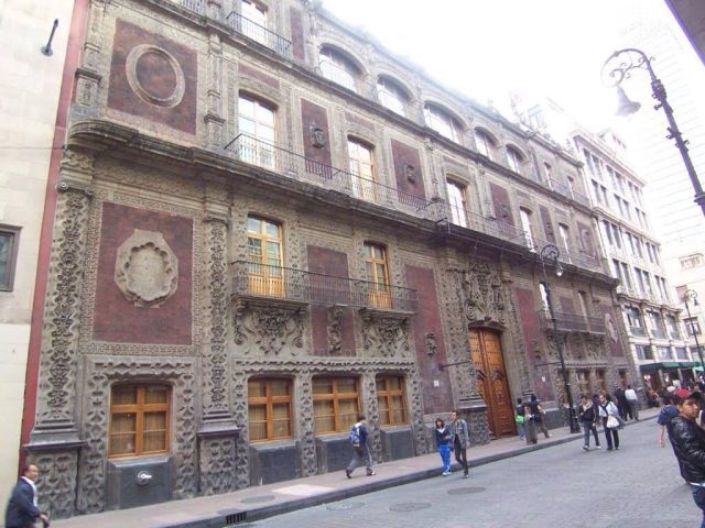 Sale a la venta la colección de arte de Banamex