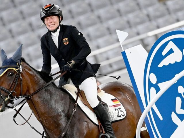Multarán a deportista y entrenadora que golpearon a caballo en Tokio 2020