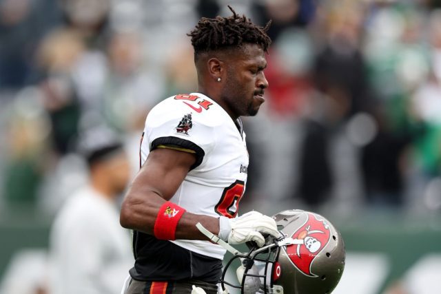 Antonio Brown es despedido de los Buccaneers de Tampa Bay