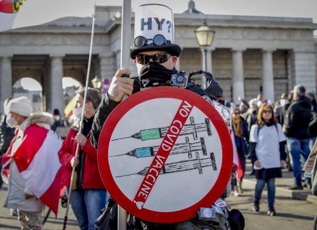 Austria impone vacuna anti COVID; sancionará a quienes no la tengan