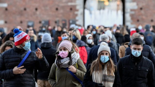 Pandemia podría terminar en Europa tras los contagios de Ómicron