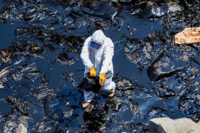 Refinería de Repsol cerrará hasta que ofrezca garantías de evitar otro derrame