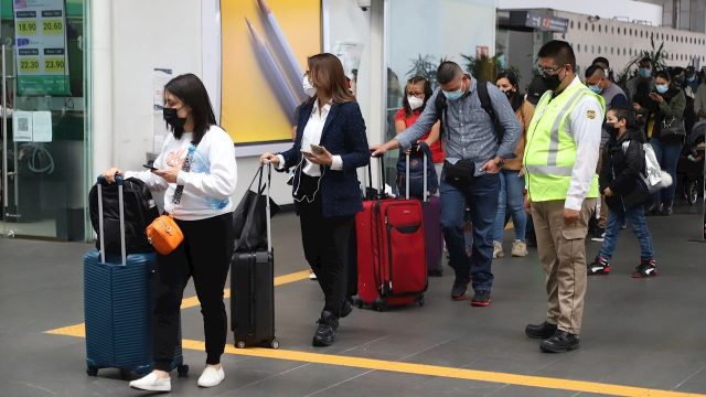 AICM cancela 300 vuelos por falta de pilotos y sobrecargos