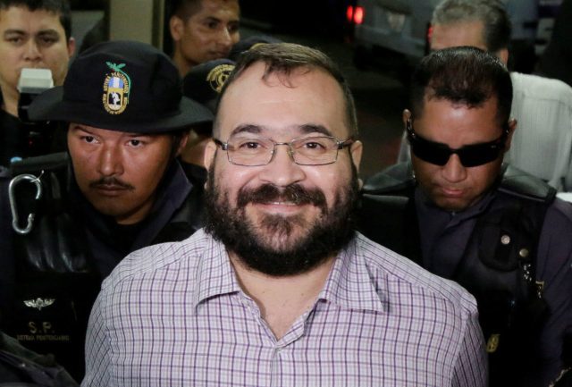 Javier Duarte gana suspensión provisional contra orden de captura