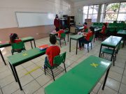 Varios estados suspenden el regreso a clases hasta mediados de enero