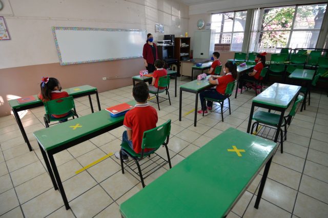 Varios estados suspenden el regreso a clases hasta mediados de enero