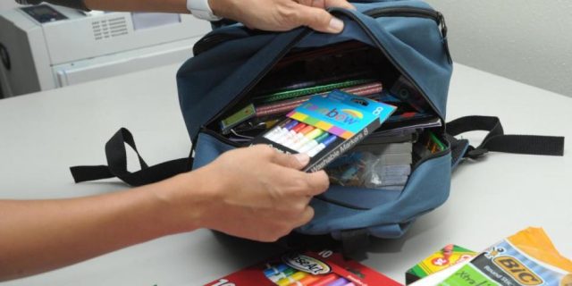 Tras accidente con pistola, volverán a revisar mochilas en escuelas públicas