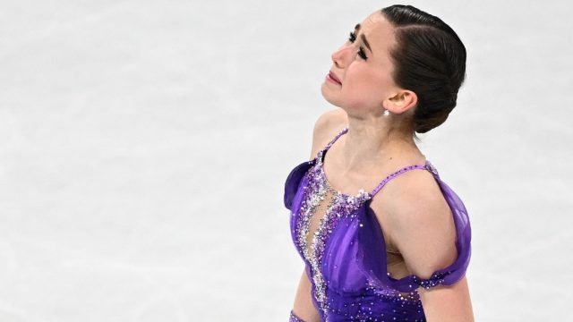 La favorita Kamila Valieva queda en cuarto lugar en patinaje