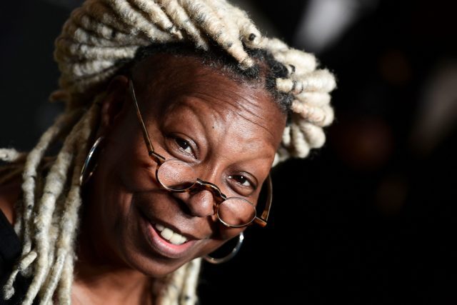 Suspenden a Whoopi Goldberg por comentarios sobre el Holocausto
