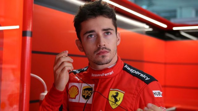 Leclerc gana el primer GP de 2022 y Checo abandona