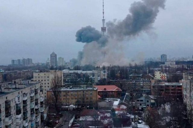 Rusia bombardea torre de televisión en Kiev; otro ataque dejó 10 muertos