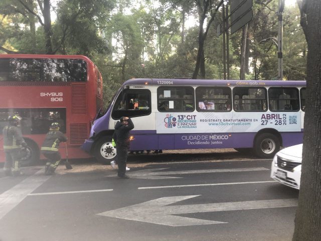 Choca Metrobús sobre Reforma; hay 60 heridos
