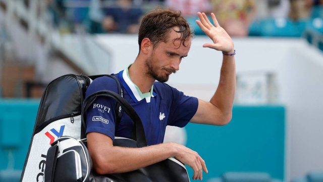 Excluyen a tenistas rusos y bielorrusos de Wimbledon