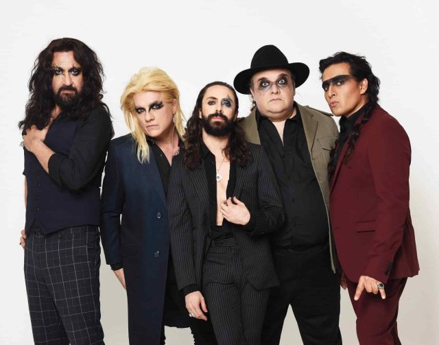 Roban equipo de Moderatto y secuestran a los choferes