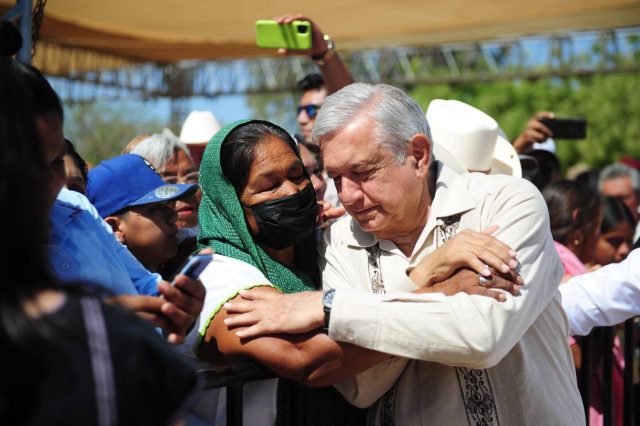 Anuncia Andrés Manuel López Obrador una inversión de 50 millones de pesos en carreteras de Sonora y Chihuahua, además la entrega de 31 mil hectáreas para la etnia Yaqui