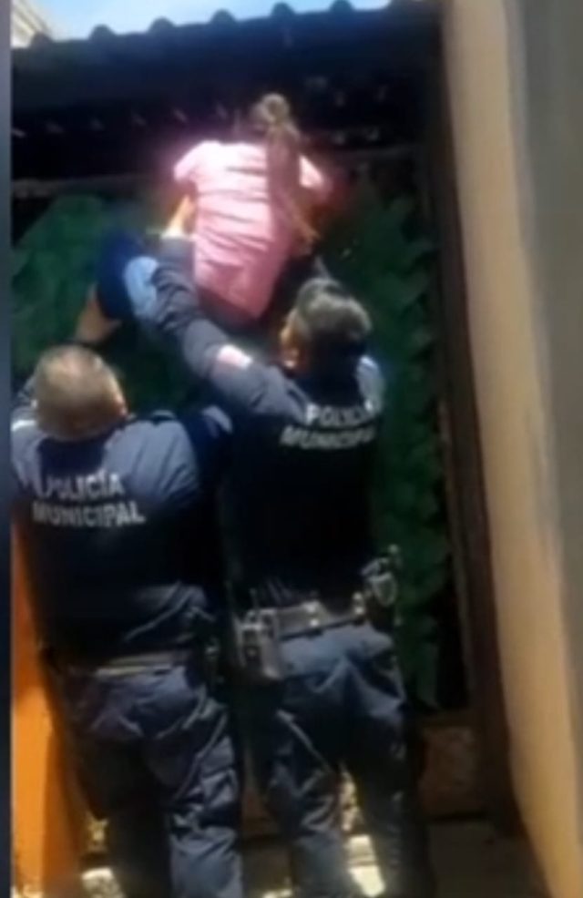 Hombre priva de la libertad a su esposa e hijos