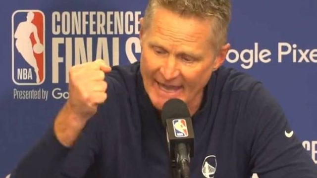Entrenador Steve Kerr arremete contra senadores por uso de armas