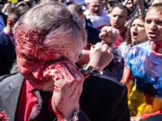 Arrojan pintura roja a ministro ruso por ucranianos asesinados