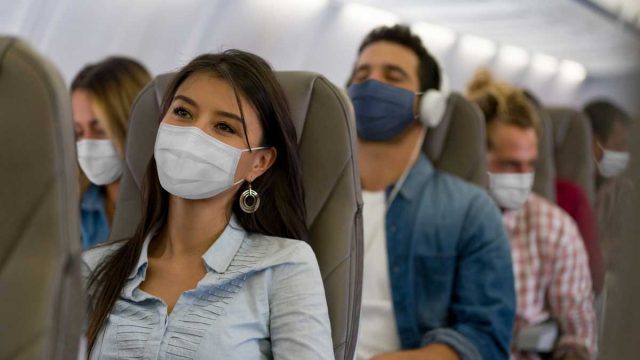 UE elimina uso de cubrebocas en vuelos y aeropuertos