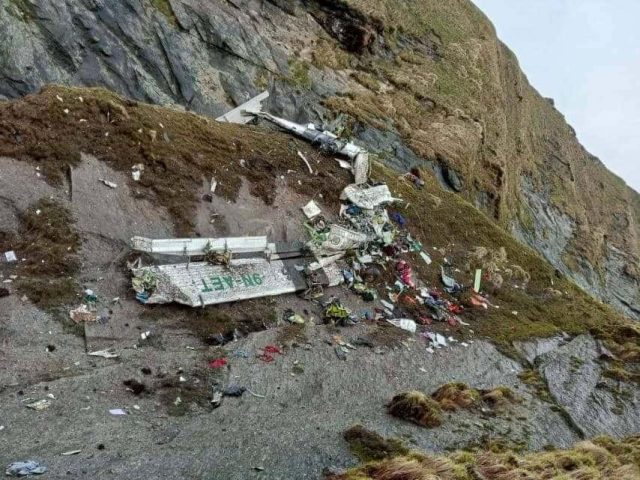 Confirman la muerte de 21 de los 22 pasajeros de un avión en Nepal