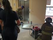 Queda atrapado maestro en elevador