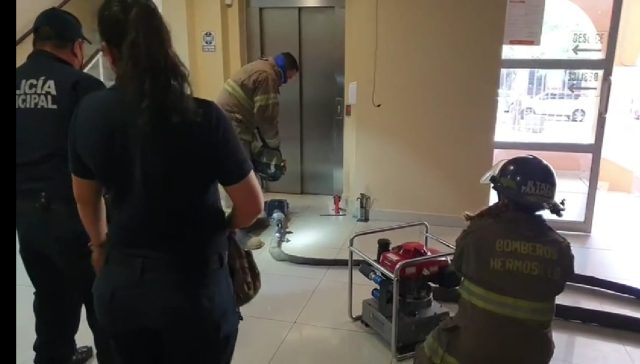 Queda atrapado maestro en elevador