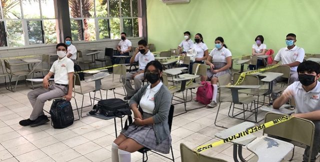 Alumnos de educación básica regresan a planteles
