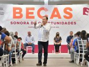 Gobernador de Sonora entrega más de 400 becas a estudiantes