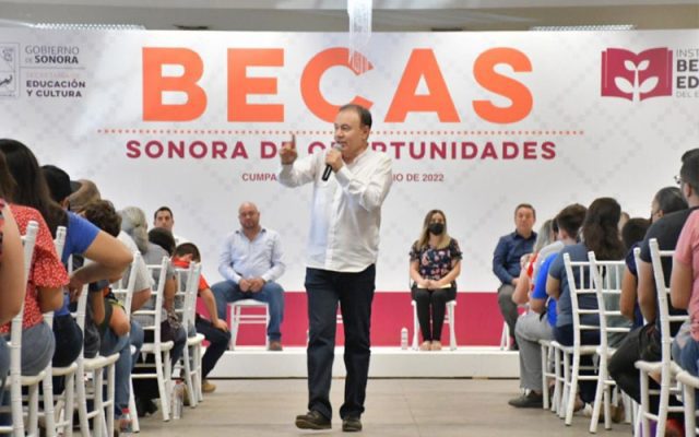 Gobernador de Sonora entrega más de 400 becas a estudiantes