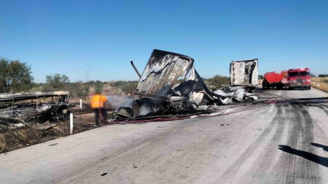 15 lesionados tras choque entre tráiler y autobús en Sonora