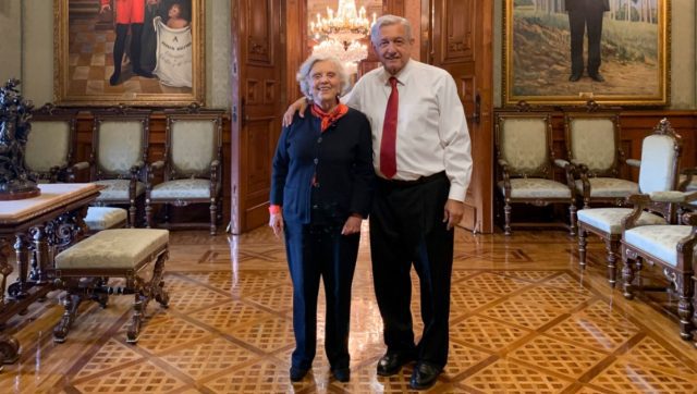 El Senado no erró porque Poniatowska es la mejor escritora de nuestros días: AMLO Elena Poniatowska junto al Presidente Andrés Manuel López Obrador, en Palacio Nacional.