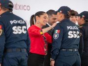 Claudia Sheinbaum entrega reconocimiento a miembros destacados de la SSC