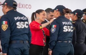 Claudia Sheinbaum entrega reconocimiento a miembros destacados de la SSC