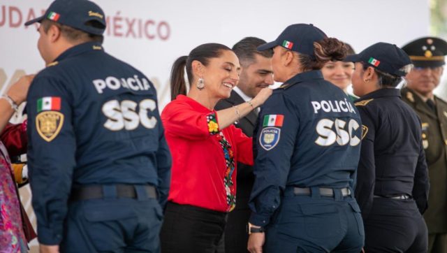 Claudia Sheinbaum entrega reconocimiento a miembros destacados de la SSC