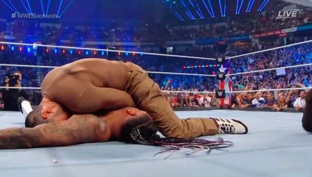 Bad Bunny vence a Damian Priest en pelea callejera