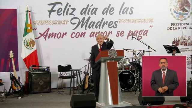 AMLO felicita a todas las mamás de México