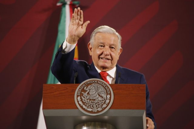 AMLO acusa a gobiernos del PAN de otorgar concesiones de agua