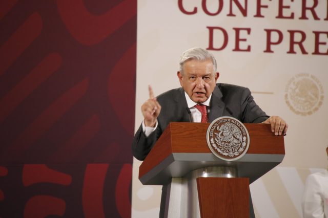 AMLO pide no votar por el senador John Kennedy tras insultos a México
