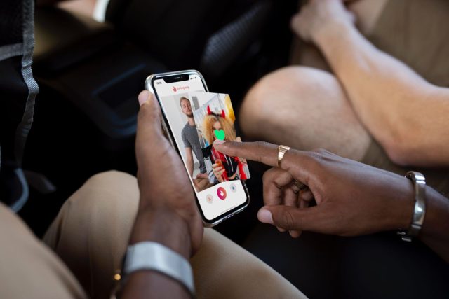 Tinder eliminará perfiles de usuarios que busquen hacer dinero en la app