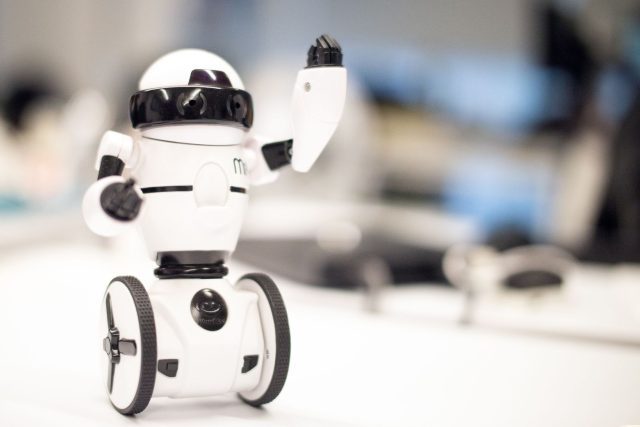 Personas con demencia podrán ser asistidas por robots con aprendizaje automático