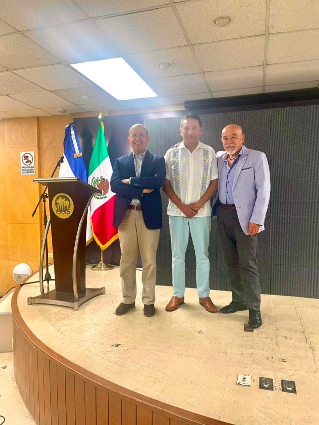 Reconocidos neurocirujanos mexicanos acuden a El Salvador para compartir conocimiento en la materia