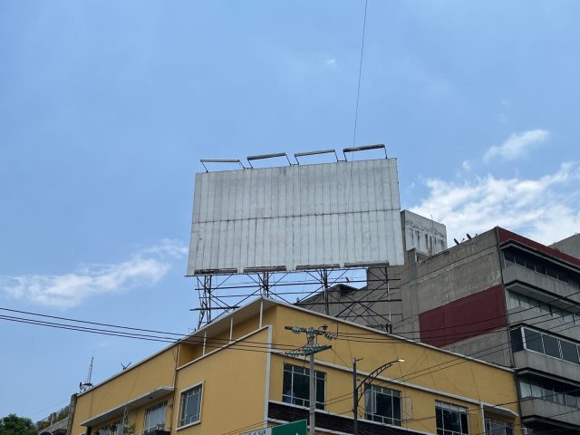 Multas de hasta 1.5 mdp a empresas con espectaculares de publicidad en CDMX