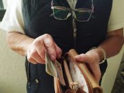 El principal grupo receptor de las remesas son las madres de los emigrantes