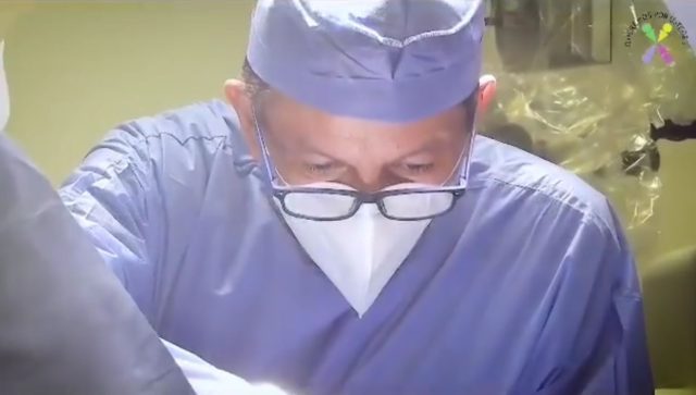 Destacado neurocirujano recibe reconocimiento por parte de “Queremos por Ustedes”
