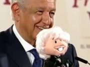 AMLO muestra su muñeco “AMLITO”