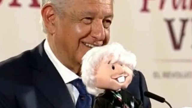 AMLO muestra su muñeco “AMLITO”