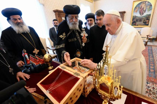 Papa Francisco se recupera satisfactoriamente; fue intervenido por una hernia abdominal