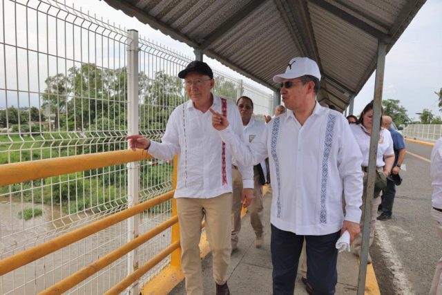 En frontera Sur, Ken Salazar supervisa flujo de migrantes en México