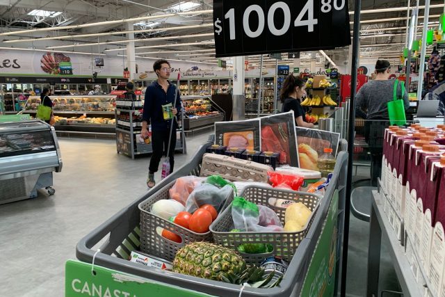 Precios se mantienen en combustibles y ligera alza en la canasa básica en México