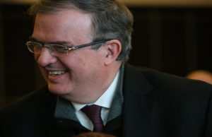 Dejan Ebrard y Monreal sus cargos en Morena